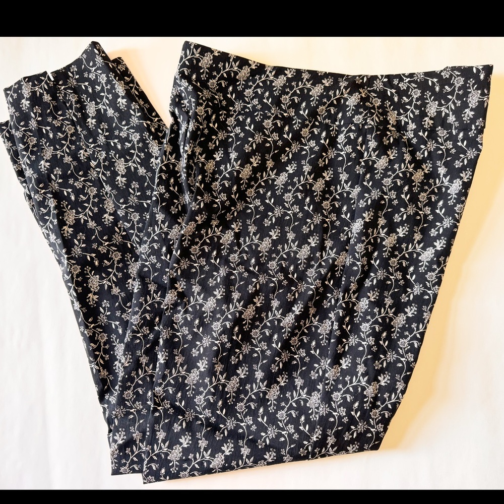 Counterparts banded mid waist slim leg stretch pants. Sz 8. Rayon/Nylon/Spandex.